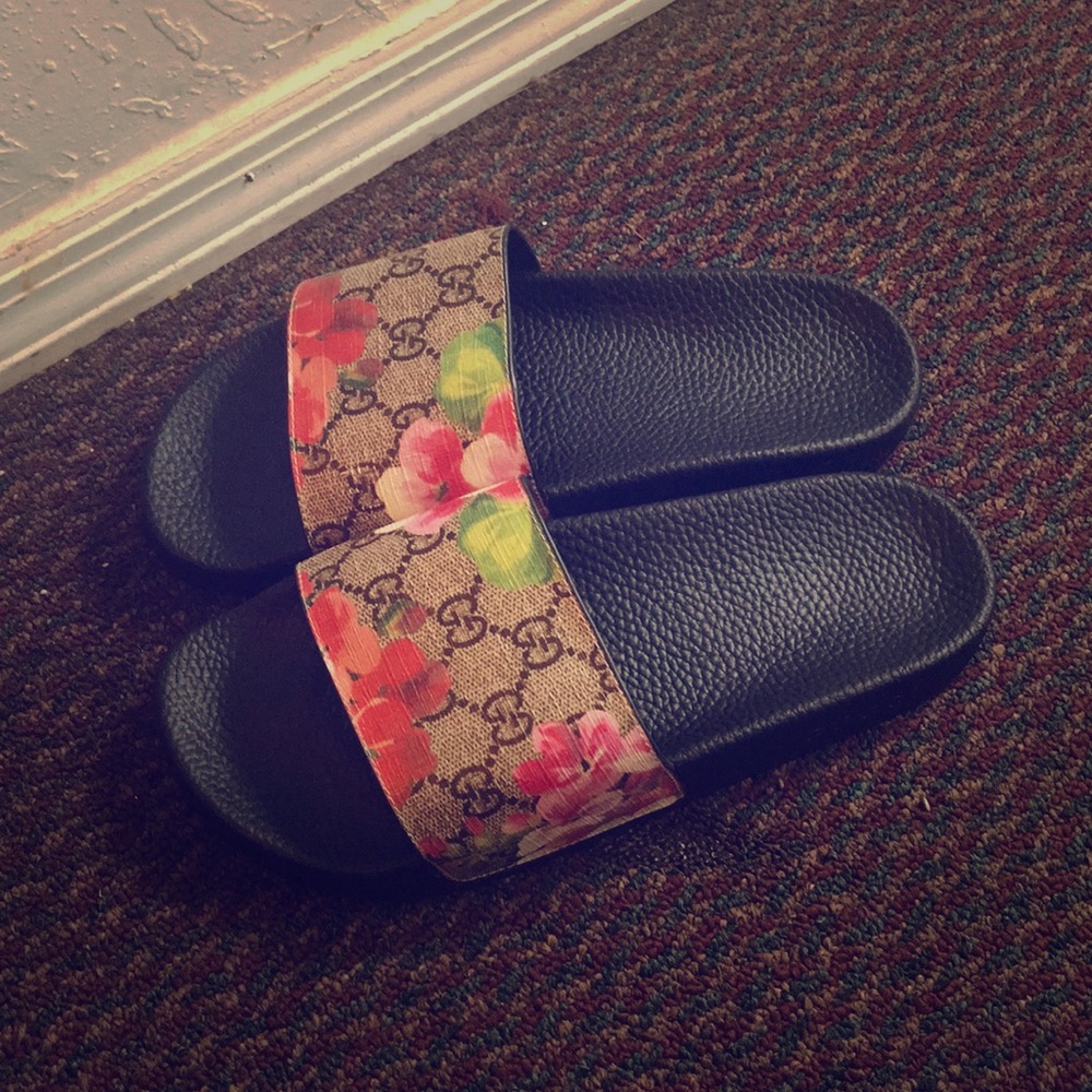 Women Gucci sandals